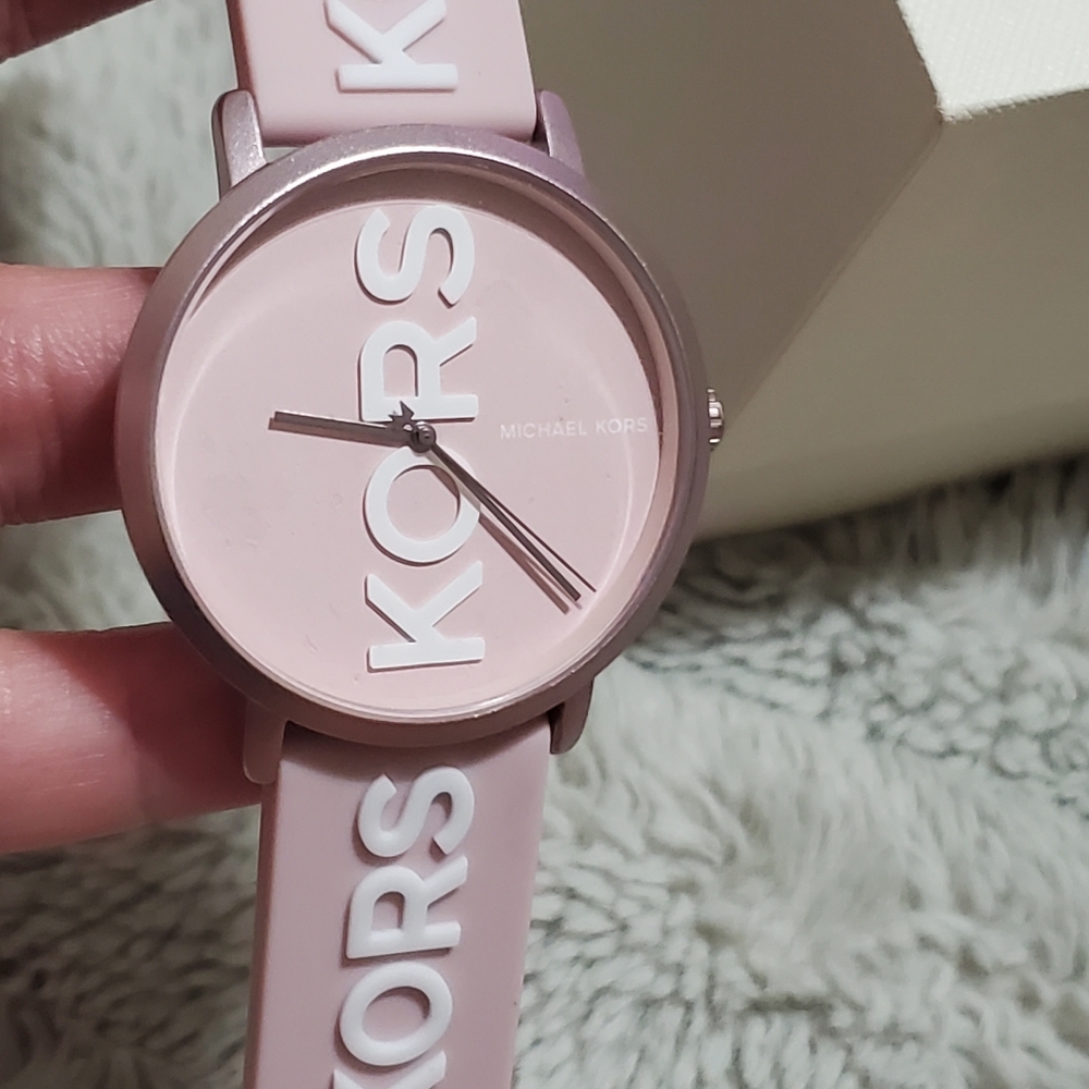 Michael Kors silicone watch💗 - Picture 7 of 13